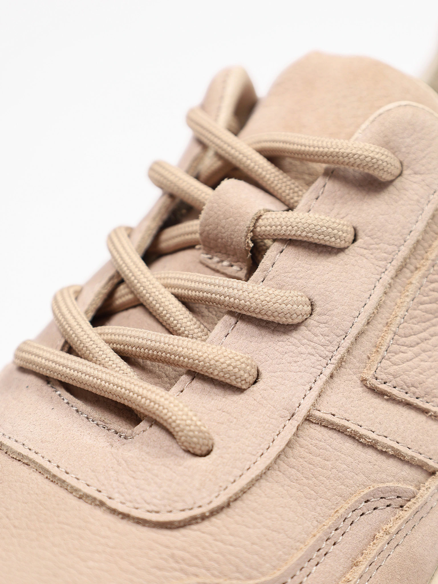 Кроссовки бежевого цвета на объемной рельефной подошве